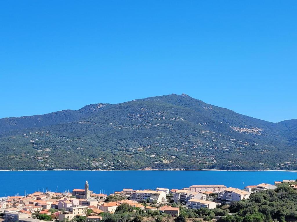 uma cidade na costa de um corpo de água em Appartement neuf 3 chambres vue mer Propriano em Propriano