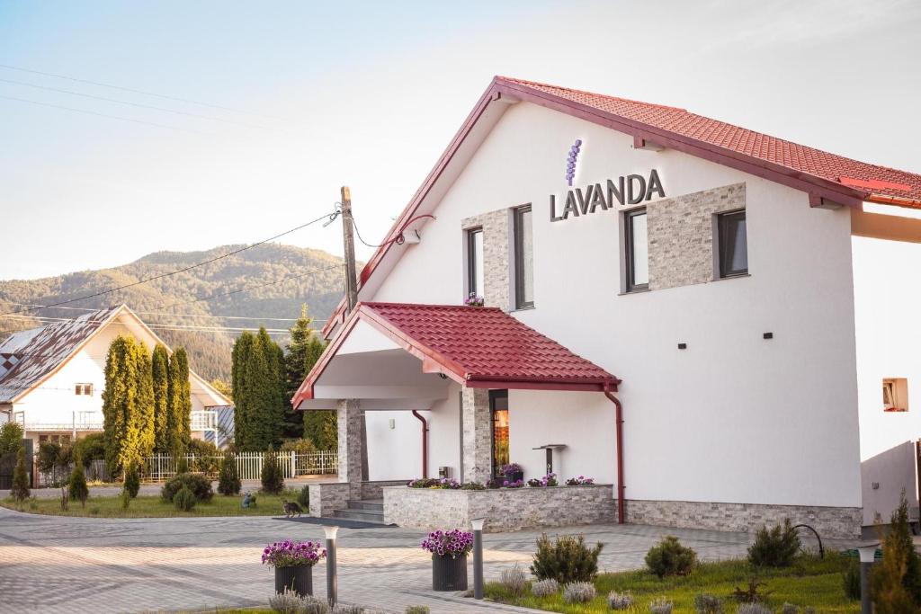 Pensiunea Lavanda, Piatra-Neamț في بياترا نيامت: مبنى عليه اسم lanuanda