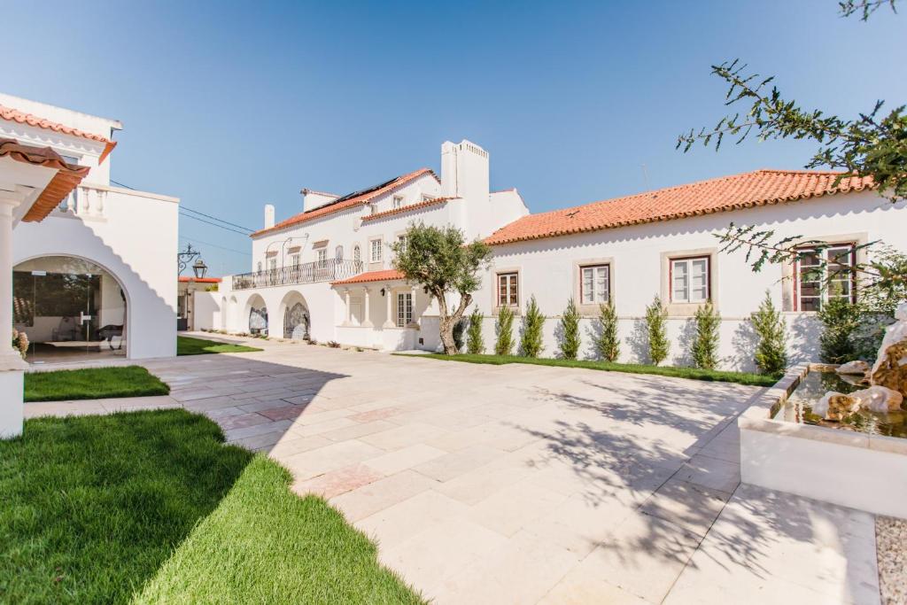 un cortile di una casa con vialetto di Sra da Oliveira Solar Heritage a Leiria