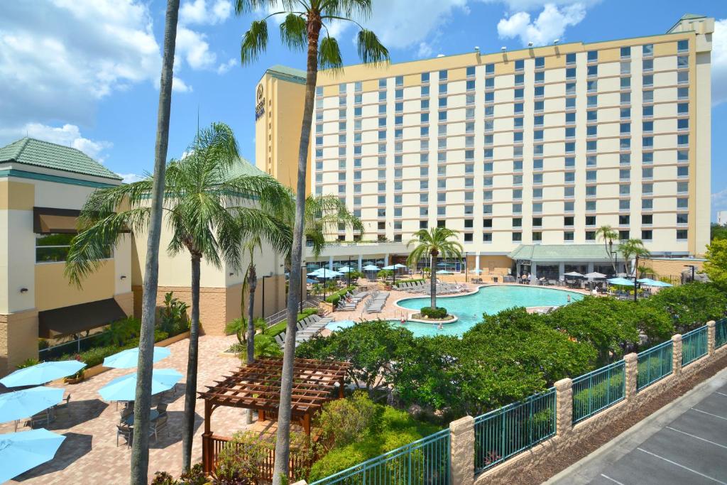 Rosen Plaza Hotel Orlando Convention Center tesisinde veya buraya yakın yüzme havuzu