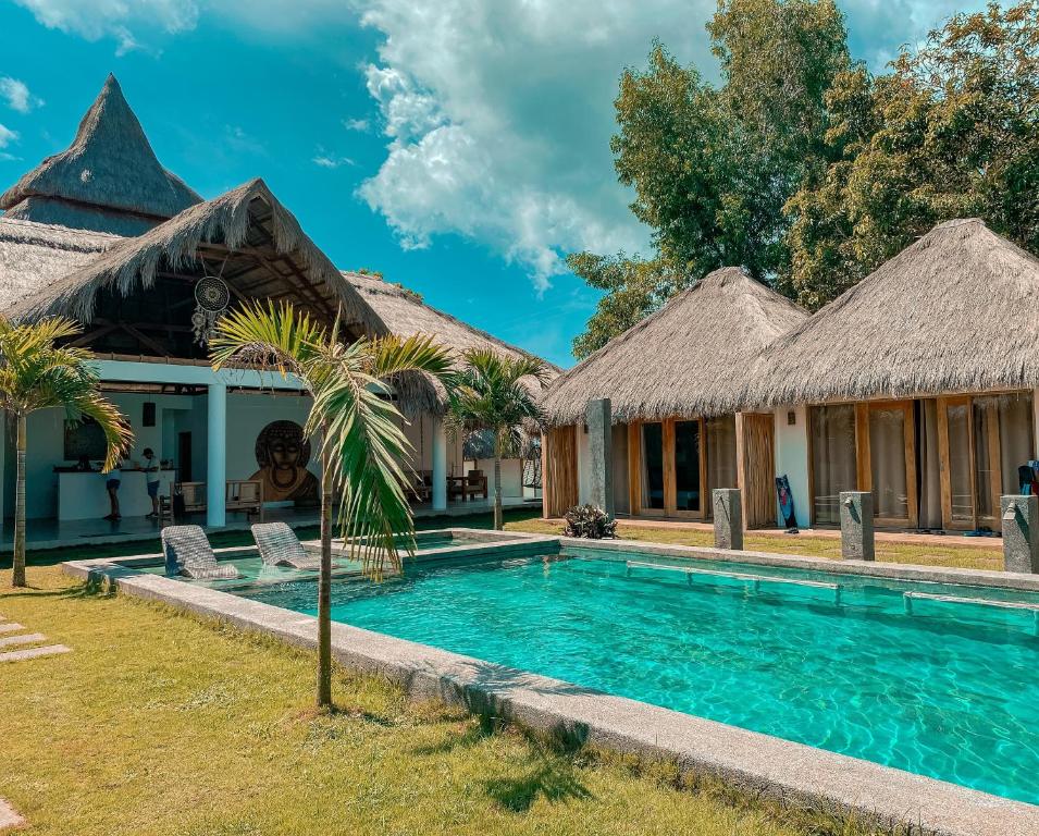 eine Villa mit einem Pool und einem Resort in der Unterkunft SAMADHI Resort & Hydrospa Panglao in Panglao