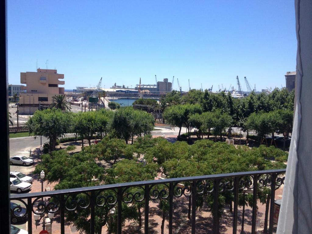 Uma visão geral de Tarragona ou uma vista da cidade tirada do apartamento