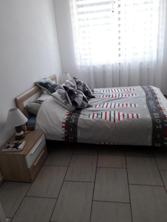 เตียงในห้องที่ Sloneczny apartament w Giżycku