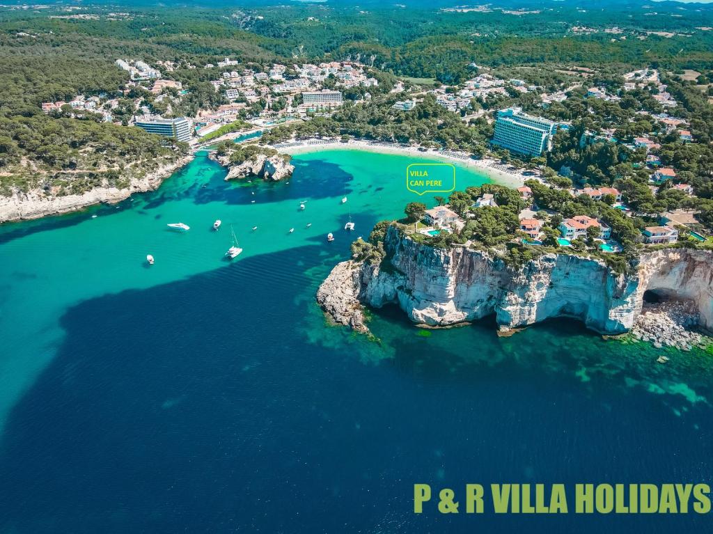 une île dans l'océan avec des bateaux dans l'eau dans l'établissement Villa Can Pere Cala Galdana Menorca, à Cala Galdana