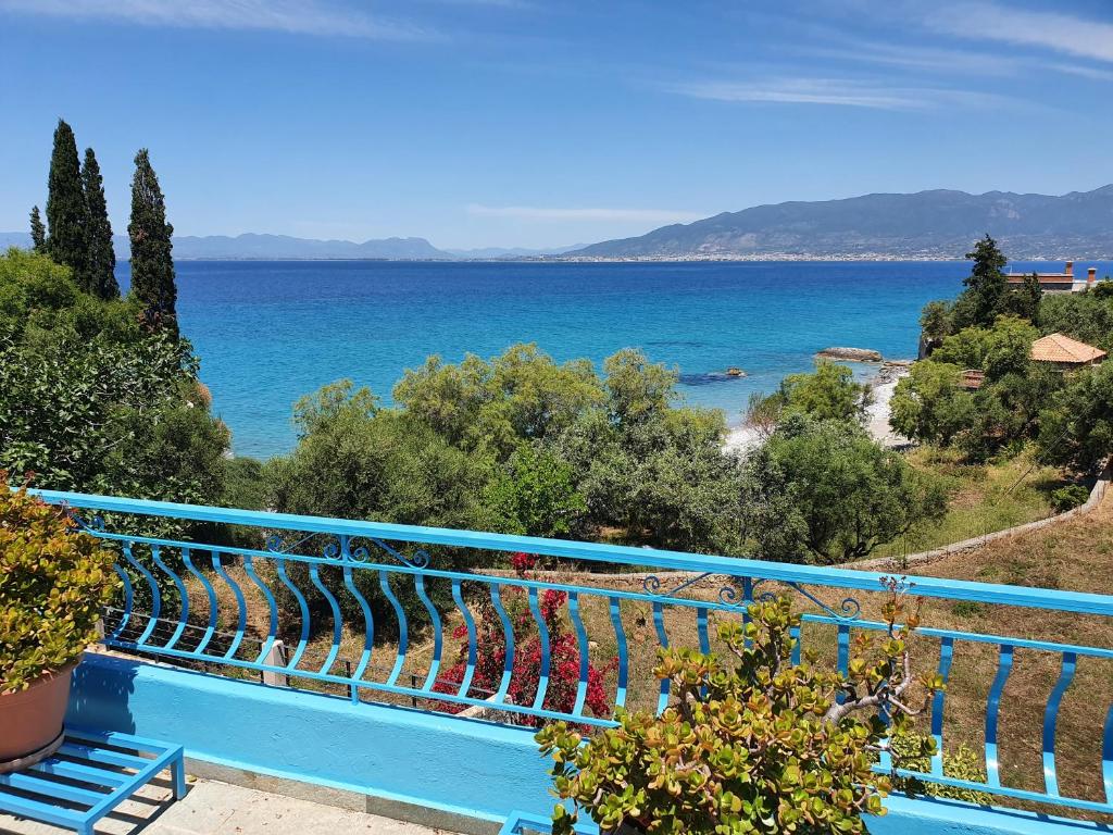 d'un balcon avec vue sur l'océan. dans l'établissement Julia's Apartment, à Kalamata