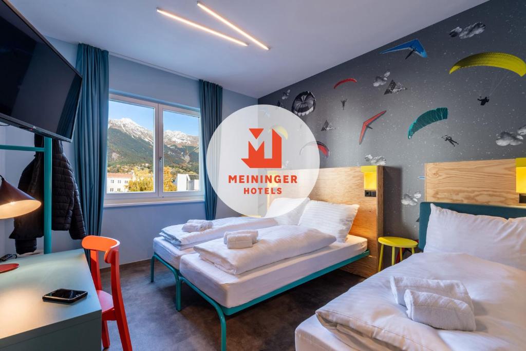 מיטה או מיטות בחדר ב-MEININGER Hotel Innsbruck Zentrum