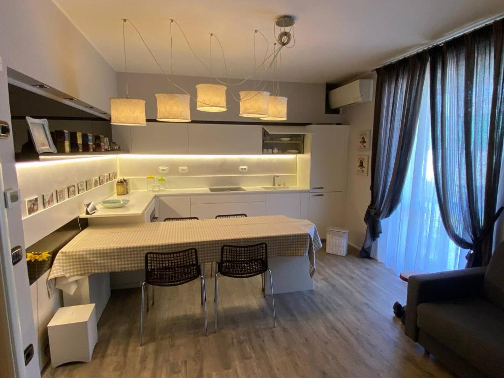 代森扎诺-德尔加达Desenzano Luxury Apartment的一间厨房,里面配有桌椅