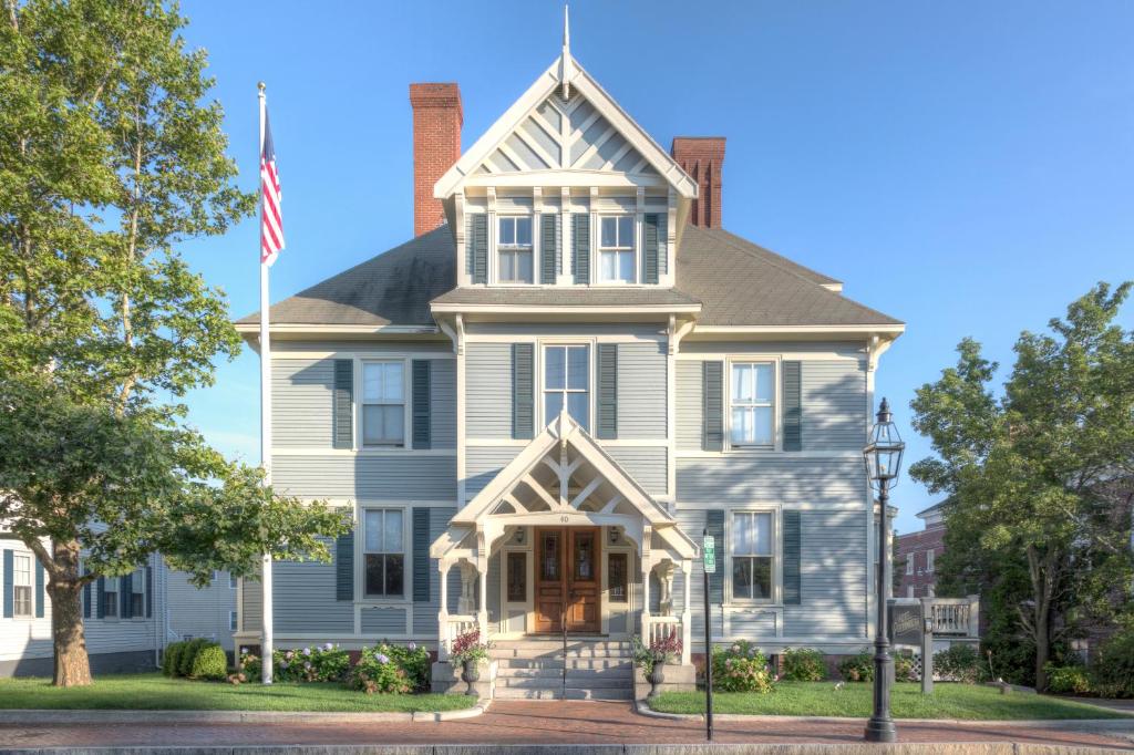 uma grande casa branca com uma bandeira americana em The Hotel Portsmouth - Downtown em Portsmouth