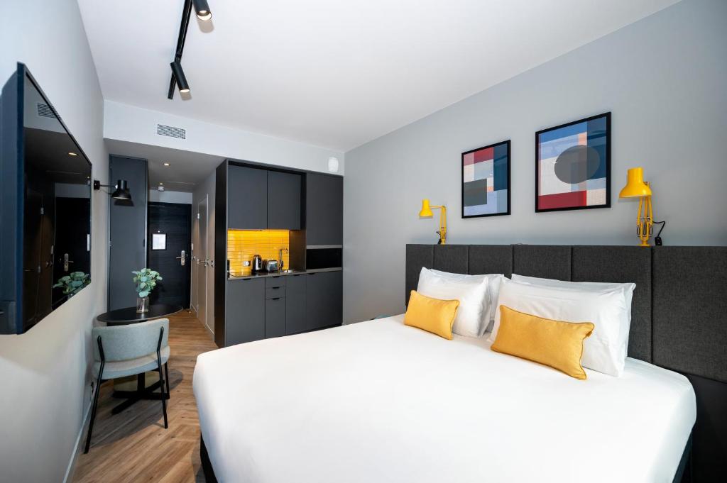 Cama ou camas em um quarto em Staycity Aparthotels Paris La Defense