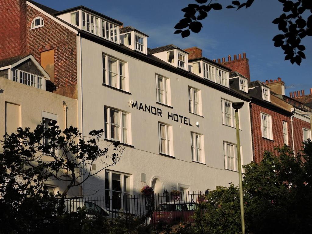 un edificio blanco con un hotel de manker en él en Manor Hotel, en Exmouth