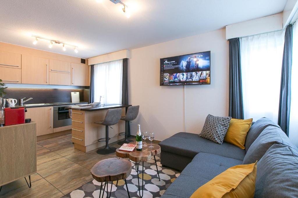 A kitchen or kitchenette at Spirit Apartments - Studio 2 - Küche - Parkplatz