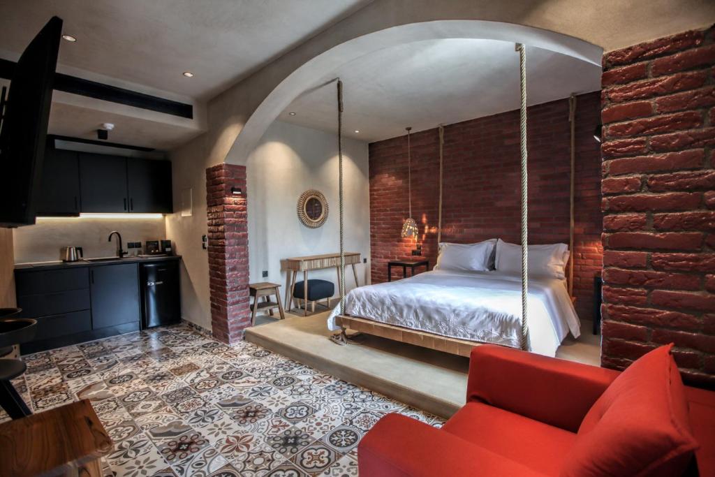 Un pat sau paturi într-o cameră la Meteora Heaven and Earth Kastraki premium suites - Adults Friendly