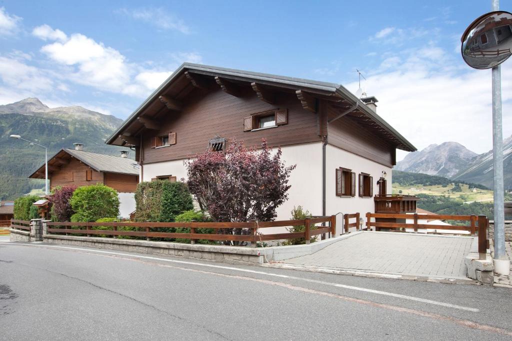 una casa sul ciglio di una strada di Casa Grafa Bormio a Valdisotto