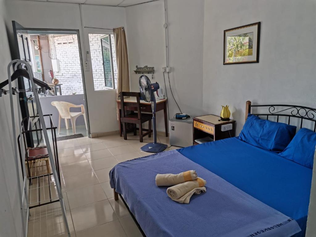 Un pat sau paturi într-o cameră la Langkawi Village Budget Rooms