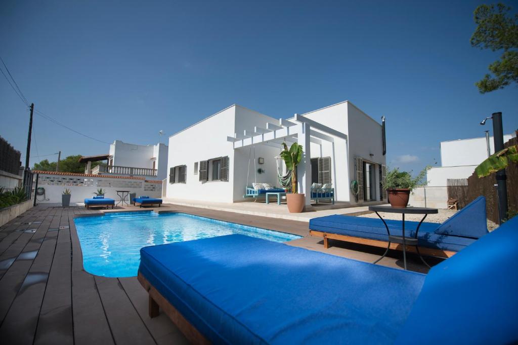 Peldbaseins naktsmītnē Ca n'Alorda Holiday Home Cala Llombards piscina, wifi, seguridad y relax vai tās tuvumā