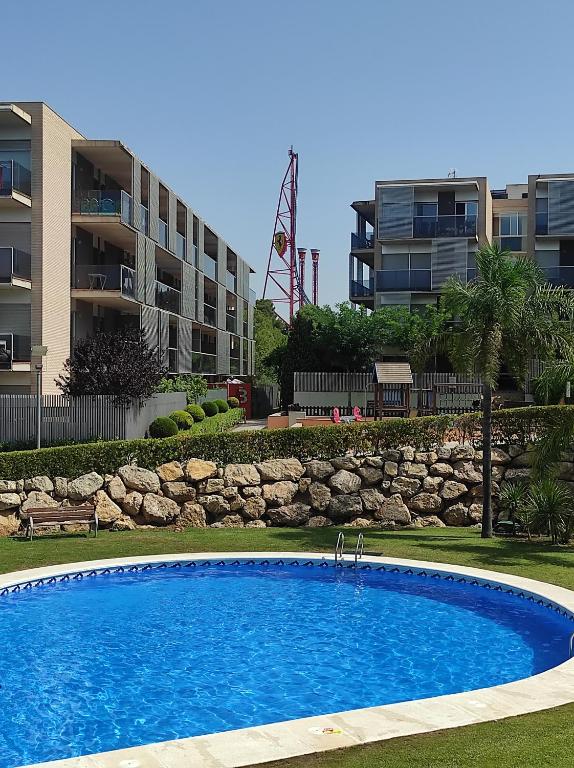 - une piscine en face d'un immeuble dans l'établissement Paradise Village Port Aventuras, à Salou