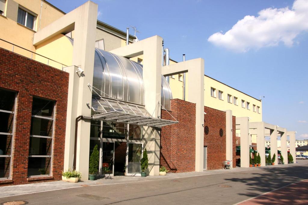 un edificio con una metalovazione sul lato di esso di Hotel Liburnia a Cieszyn