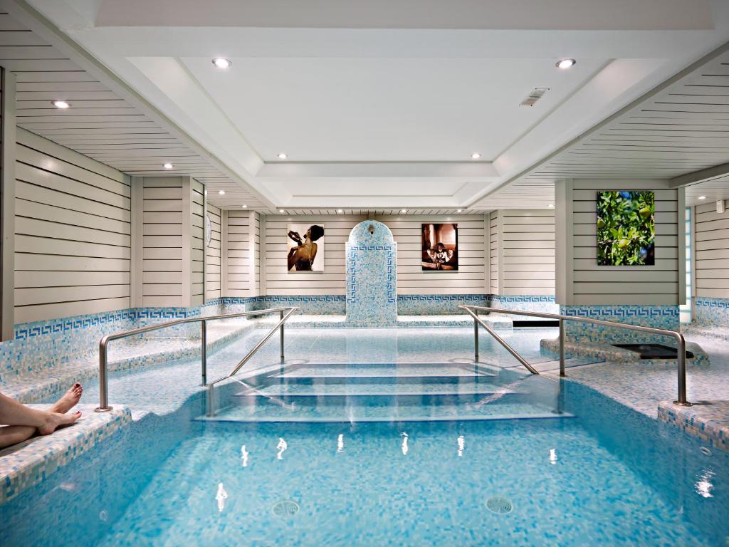 uma piscina com banheira num edifício em Hotel Le Morgane em Chamonix-Mont-Blanc