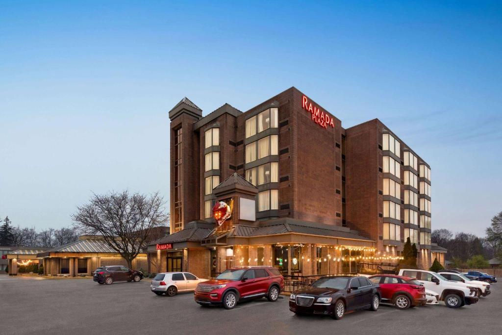 un hotel con auto parcheggiate in un parcheggio di Ramada Plaza by Wyndham Niagara Falls a Niagara Falls