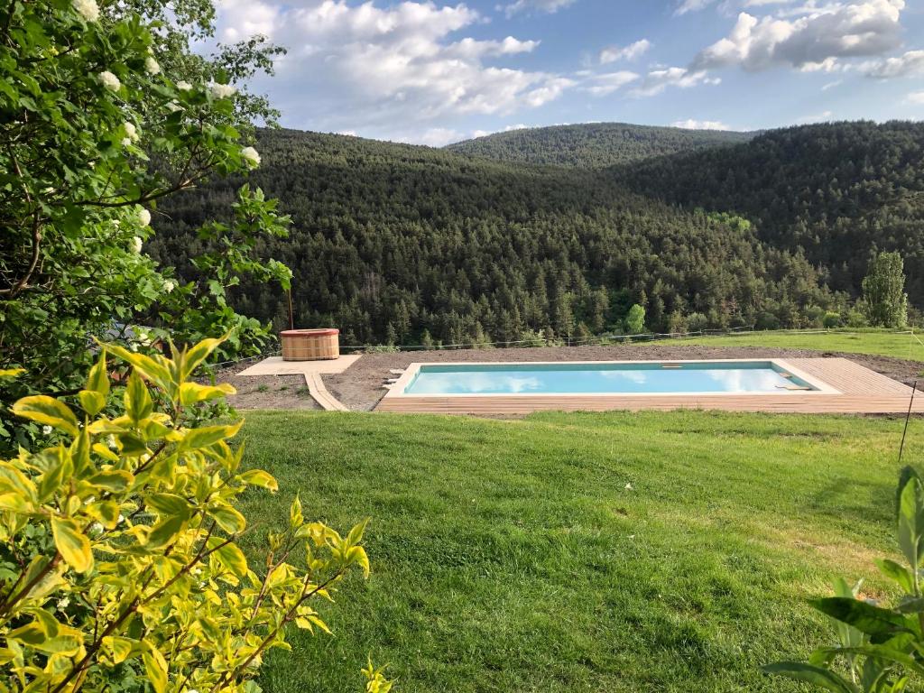 A piscina localizada em La Borda del Feu ou nos arredores