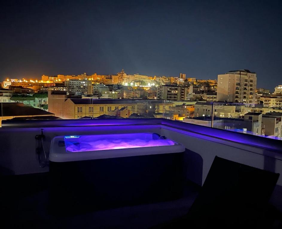 תמונה מהגלריה של 18 Dante Luxury Suites בקליארי