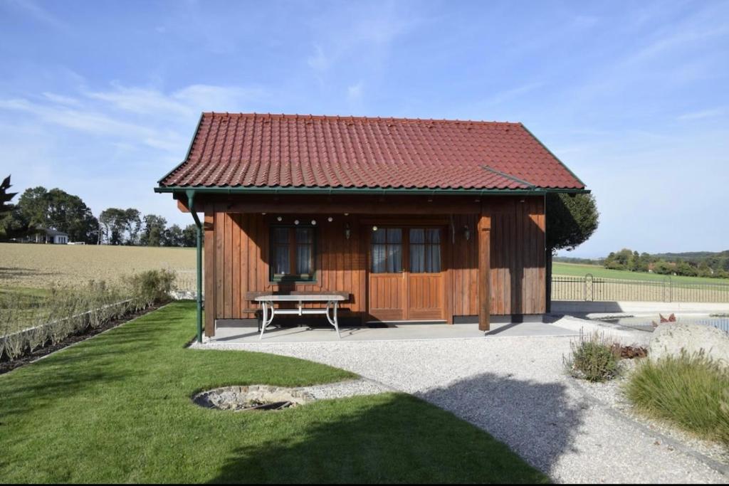 a small cabin with a picnic table in a field at Ruheoase in Wolfern, zw. Wien & Salzburg 