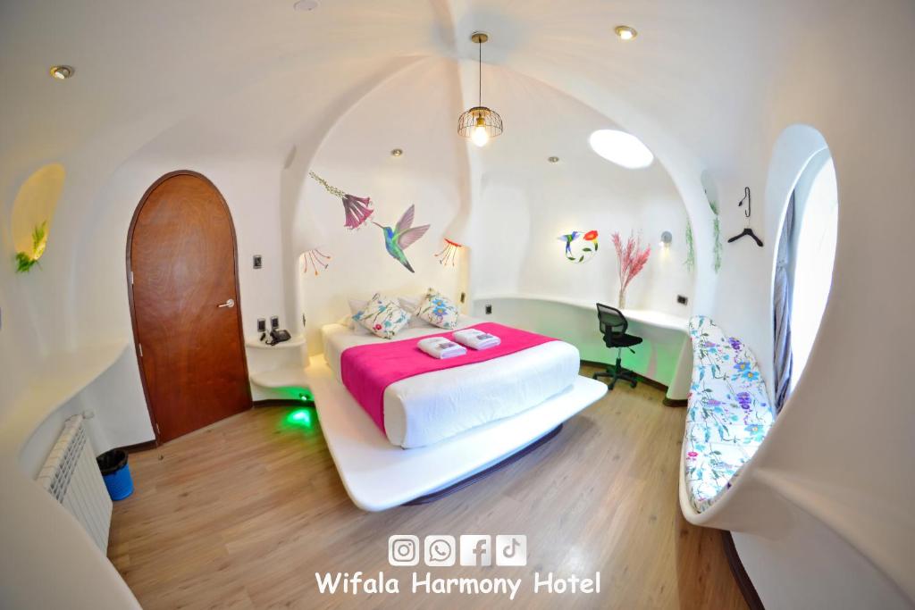 Кровать или кровати в номере Wifala Harmony Hotel