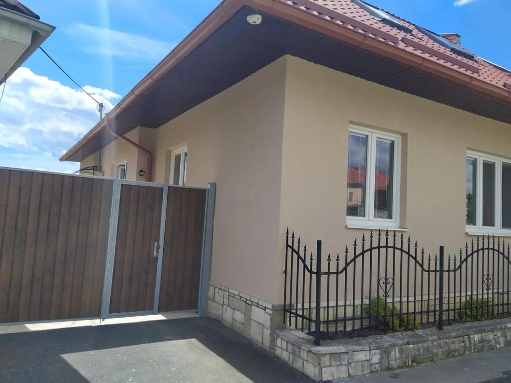 une maison avec un portail et une clôture dans l'établissement Dom Stefany, à Spišské Podhradie