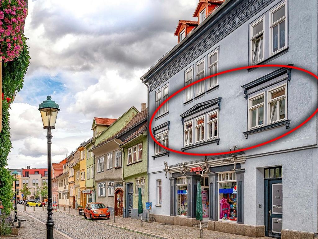 Ein roter Kreis befindet sich auf der Seite eines Gebäudes. in der Unterkunft City Appartements Arnstadt in Arnstadt