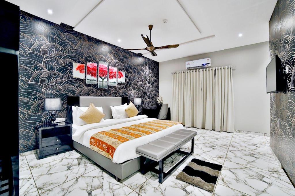 Tempat tidur dalam kamar di Hotel Kings Heritage Surat