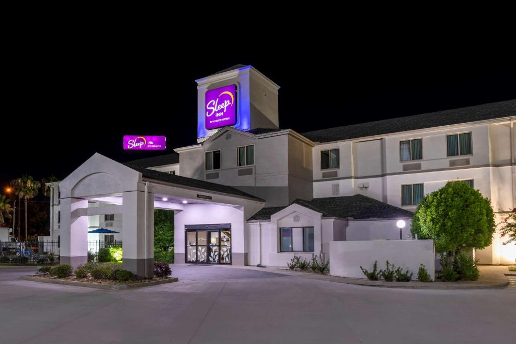 un hotel con un'insegna al neon sopra di Sleep Inn Baton Rouge East I-12 a Baton Rouge