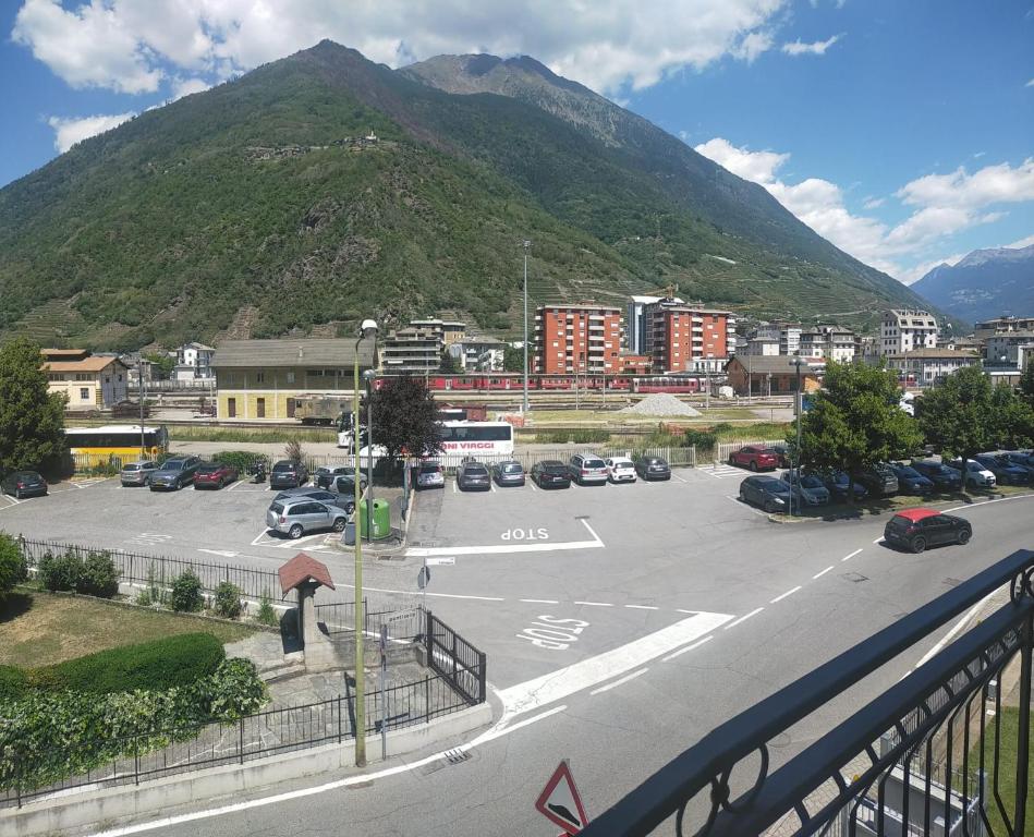 vista su un parcheggio con montagna di Casa BRUMANA a Tirano