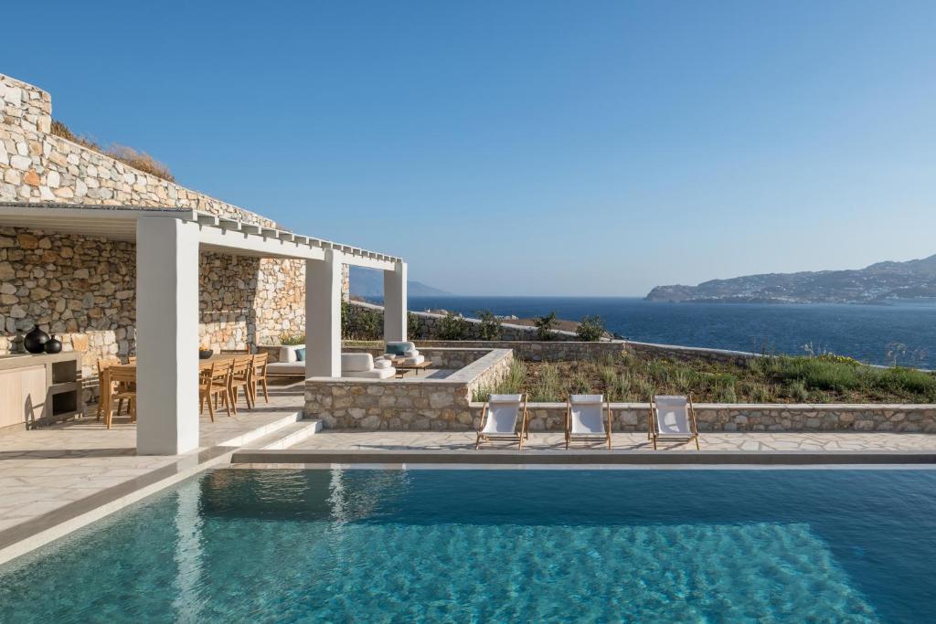 Cette villa dispose d'une piscine avec vue sur l'océan. dans l'établissement Mykonos Esti Luxury Villas, à Agios Ioannis Mykonos