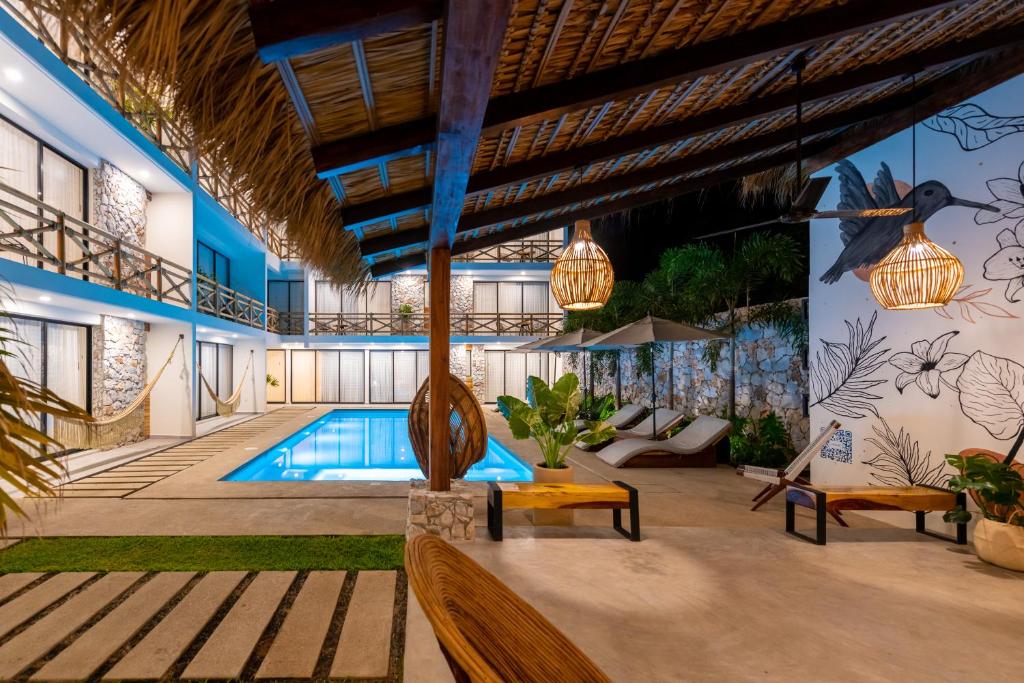 una villa con piscina e un resort di Casa Bicachi - Adults Only a Puerto Escondido