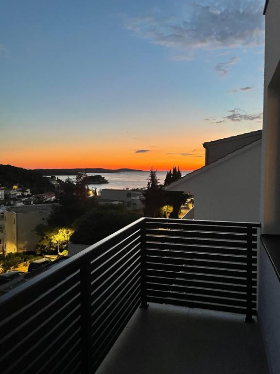 vistas a la puesta de sol desde el balcón de una casa en Sandi Hvar Apartments, en Hvar