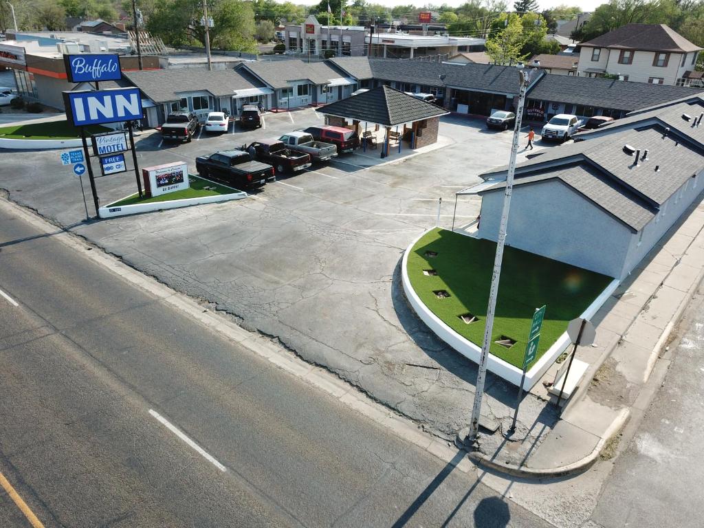 um barco estacionado num parque de estacionamento ao lado de uma rua em Buffalo Inn Vintage MOTEL em Canyon