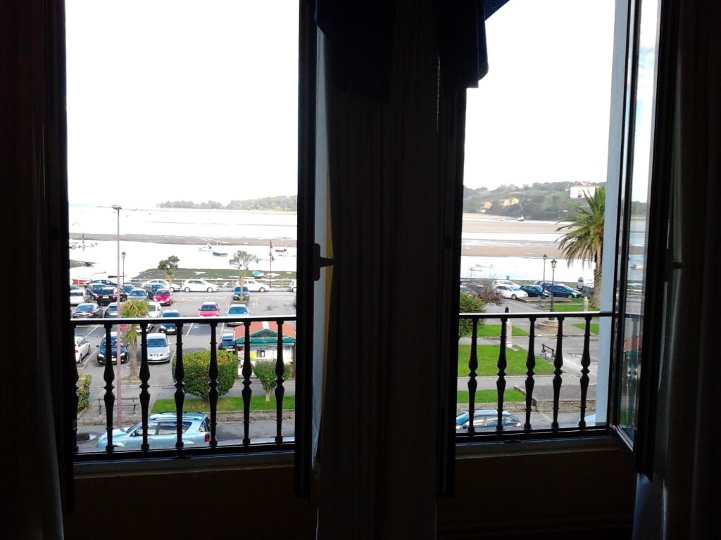 Zimmer mit Fenster und Blick auf einen Parkplatz in der Unterkunft Hotel Luzon in San Vicente de la Barquera