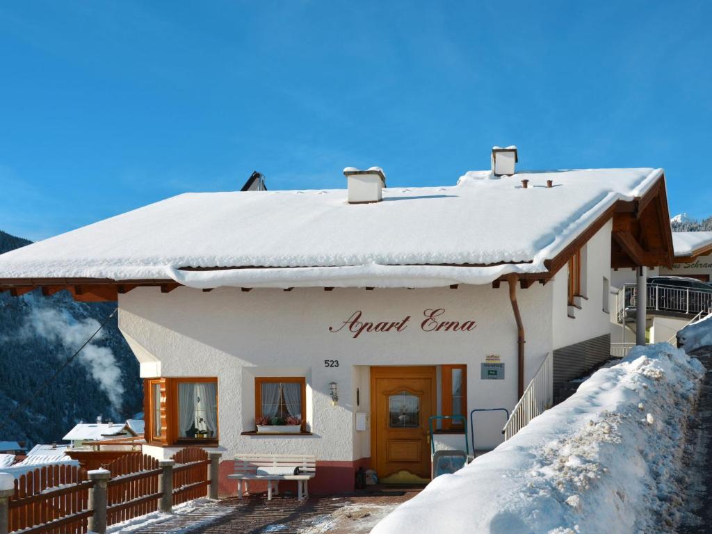 une maison blanche avec de la neige sur le toit dans l'établissement Apartment Erna by Interhome, à Kappl