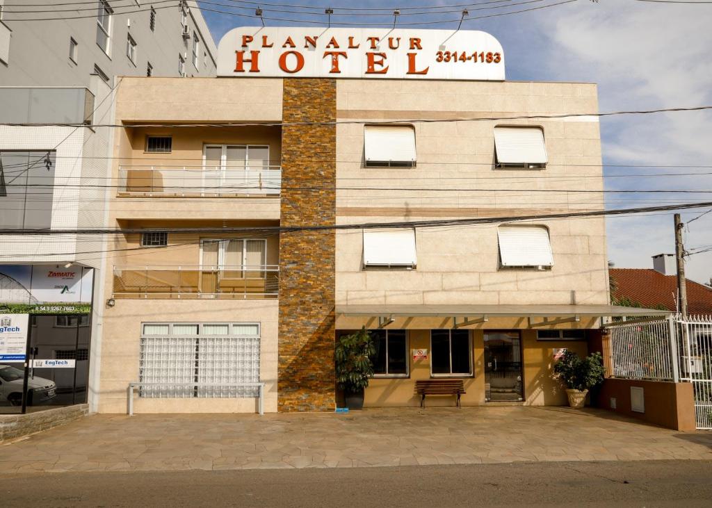 een gebouw met een bord dat bankethotel leest bij Planaltur Hotel in Passo Fundo