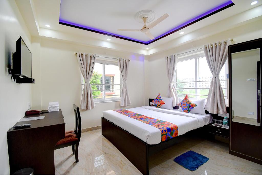 FabHotel Anchorage Inn - Nr Axis Mall में टेलीविजन और/या मनोरंजन केंद्र