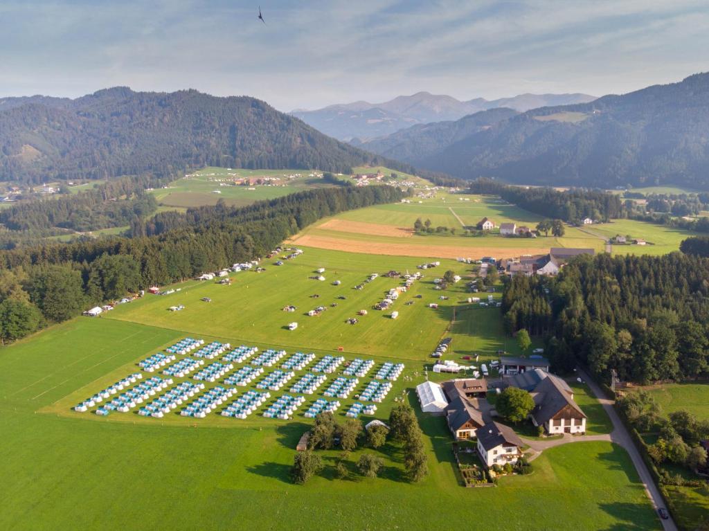 une vue aérienne sur un parc avec beaucoup de voitures dans l'établissement GPtents- Spielberg, à Spielberg