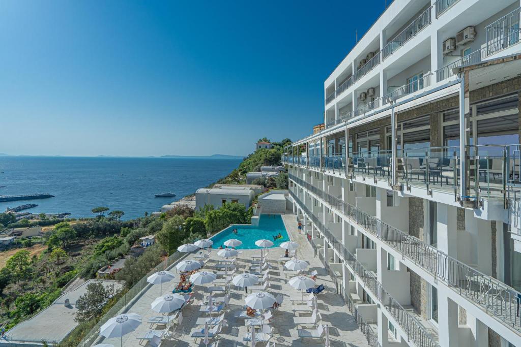 un balcone di un hotel con piscina e ombrelloni di Hotel Mary a Vico Equense