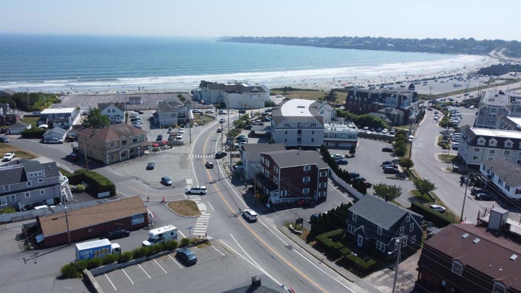 una vista aerea di una città con la spiaggia di Rhea's Inn by the Sea a Middletown