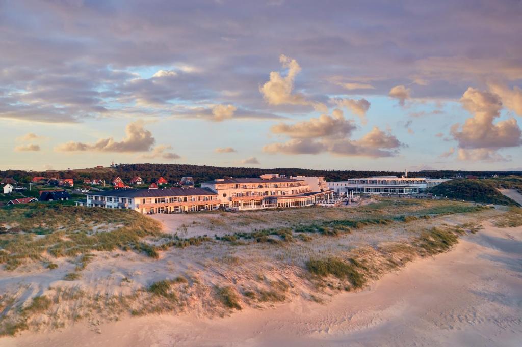 z góry widok na plażę z budynkiem w obiekcie WestCord Strandhotel Seeduyn w mieście Oost-Vlieland