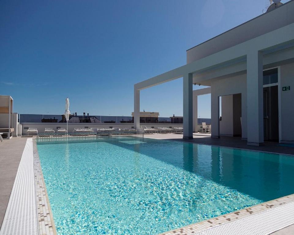 einem Pool vor einem Gebäude in der Unterkunft Hotel Amburgo in Bibione