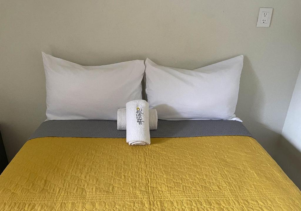 Una cama o camas en una habitación de Hotel Allende Morelia