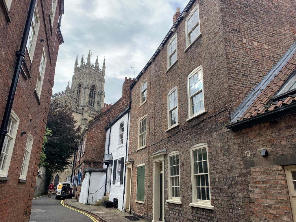 un vicolo con edifici in mattoni e una cattedrale di 7 Precentor's Court a York