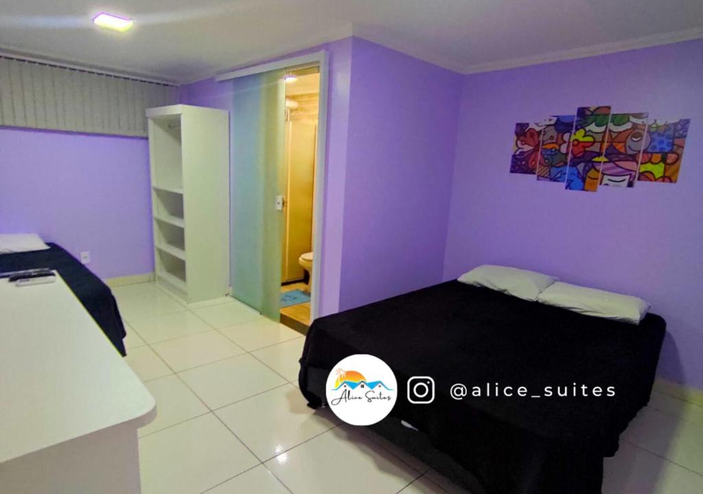 una camera con letto in una camera viola di Alice Suites ad Arraial do Cabo