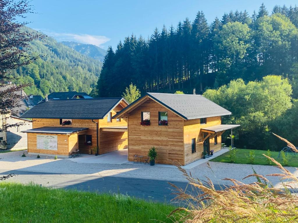 ルンツ・アム・ゼーにあるChalets Lunz am Seeの山を背景にしたログキャビン