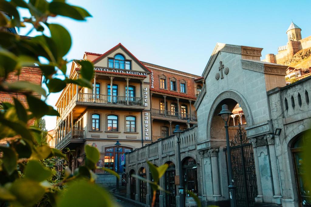 un gruppo di edifici su una strada cittadina di Old Meidan Tbilisi By Urban Hotels a Tbilisi City